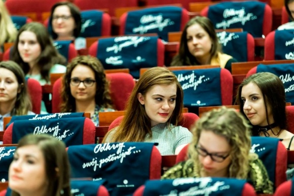 Wyjątkowe spotkanie studentów farmacji w Warszawie BIZNES, Farmacja - Uczestnicy trzeciego spotkania tegorocznej edycji „RECEPTY na sukces w farmacji” spędzili energetyczny wieczór na Warszawskim Uniwersytecie Medycznym.