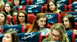 Wyjątkowe spotkanie studentów farmacji w Warszawie BIZNES, Farmacja - Uczestnicy trzeciego spotkania tegorocznej edycji „RECEPTY na sukces w farmacji” spędzili energetyczny wieczór na Warszawskim Uniwersytecie Medycznym.