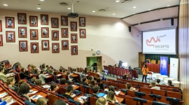 Gedeon Richter wspiera studentów farmacji BIZNES, Farmacja - Prawie 200. studentów wzięło udział w spotkaniach "RECEPTY na sukces w farmacji", a transmisja live z ostatniego z nich została wyświetlona prawie 6 tysięcy razy. Organizatorzy wierzą, że spotkania były dla uczestników impulsem do poszukiwania swojej drogi zawodowej.