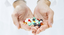 Działanie niepożądane produktu leczniczego BIZNES, Farmacja - Zgodnie z definicją zawartą w prawie farmaceutycznym działaniem niepożądanym badanego produktu leczniczego jest każde niekorzystne i niezamierzone działanie tego produktu, występujące po zastosowaniu jakiejkolwiek jego dawki.