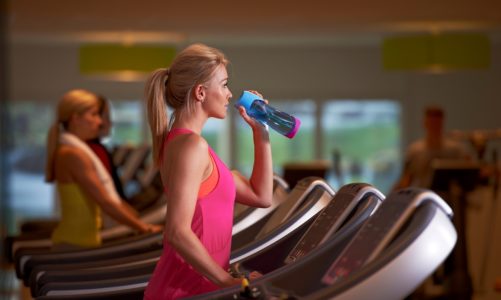 Fit postanowienia noworoczne. Co się przyda na siłowni?