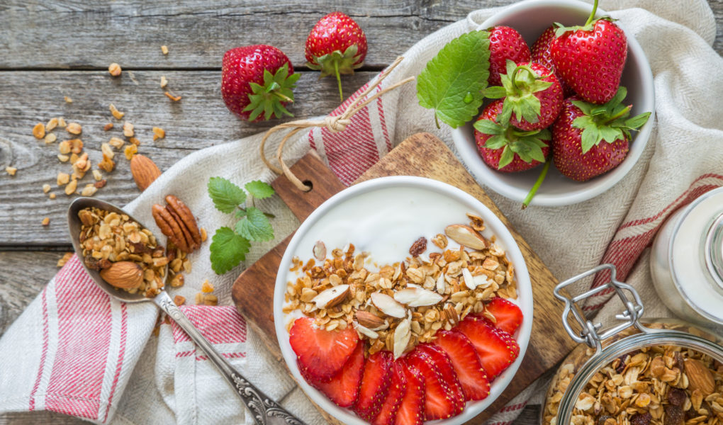Breakfast – yogurt with granola and straberries Dieta bezglutenowa dla aktywnych